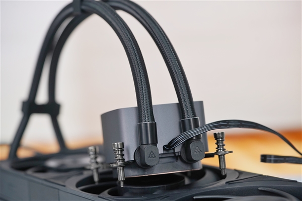 獨(dú)立磁吸IPS液晶屏！超頻三銀翼DT360水冷散熱器圖賞