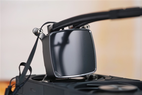 獨(dú)立磁吸IPS液晶屏！超頻三銀翼DT360水冷散熱器圖賞