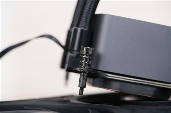 獨(dú)立磁吸IPS液晶屏！超頻三銀翼DT360水冷散熱器圖賞