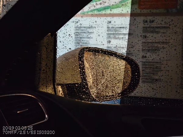 2000塊的Nothing Phone 現(xiàn)在也開始堆料了