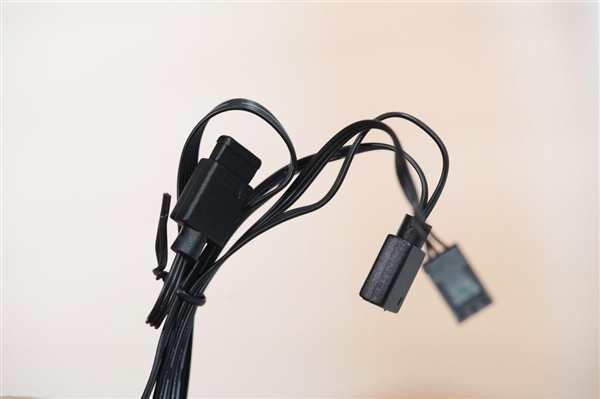 獨(dú)立磁吸IPS液晶屏！超頻三銀翼DT360水冷散熱器圖賞