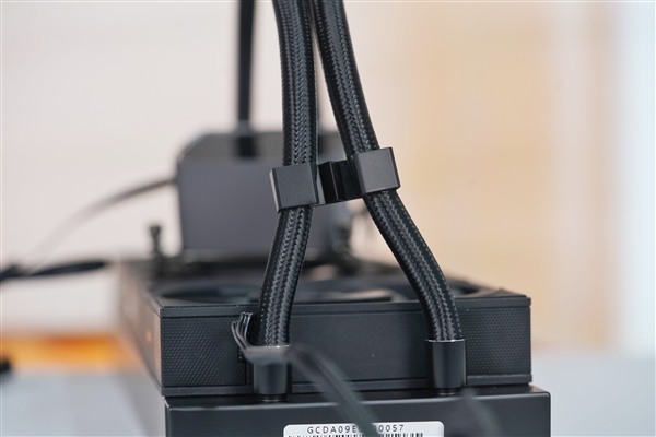 獨(dú)立磁吸IPS液晶屏！超頻三銀翼DT360水冷散熱器圖賞