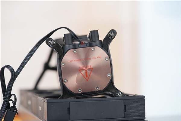 獨(dú)立磁吸IPS液晶屏！超頻三銀翼DT360水冷散熱器圖賞