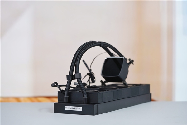 獨(dú)立磁吸IPS液晶屏！超頻三銀翼DT360水冷散熱器圖賞