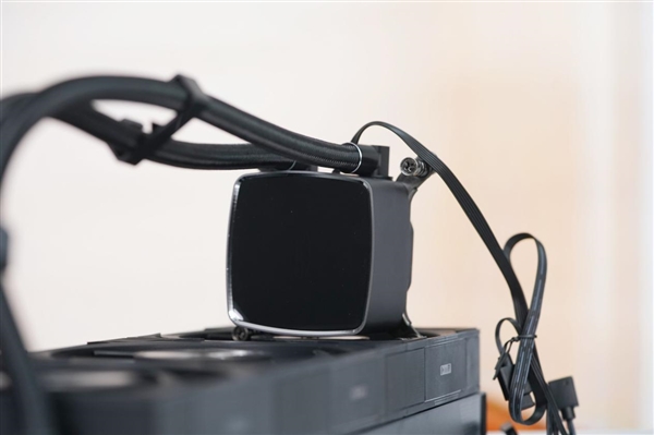 獨(dú)立磁吸IPS液晶屏！超頻三銀翼DT360水冷散熱器圖賞