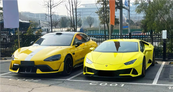 小米SU7 Ultra有多大：保時捷、蘭博基尼跑車一比就是弟弟