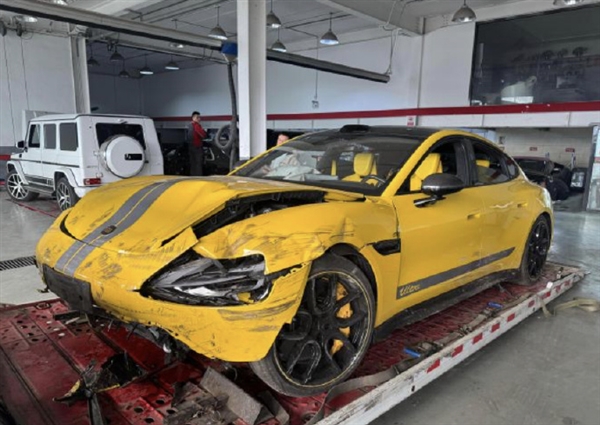 小米SU7 Ultra賽道首撞現(xiàn)場(chǎng)慘烈 1548匹馬力真不是開玩笑：雷軍發(fā)聲