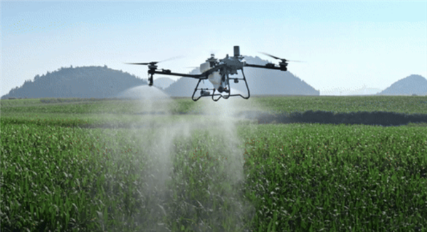 00后女生做無人機(jī)飛手 年入40萬