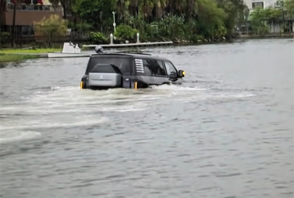 甲亢哥深圳直播體驗(yàn)比亞迪仰望U8下水：滿臉害怕極了