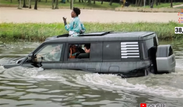 甲亢哥深圳直播體驗(yàn)比亞迪仰望U8下水：滿臉害怕極了