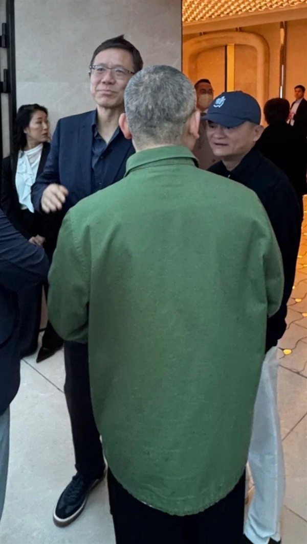 章澤天近照曝光：頭戴鴨舌帽 與梁朝偉、劉嘉玲夫婦合影 