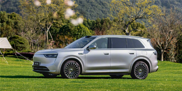 問(wèn)界M8車(chē)型預(yù)訂訂單累計(jì)超10萬(wàn)臺(tái) 余承東：感謝10萬(wàn)個(gè)家庭支持