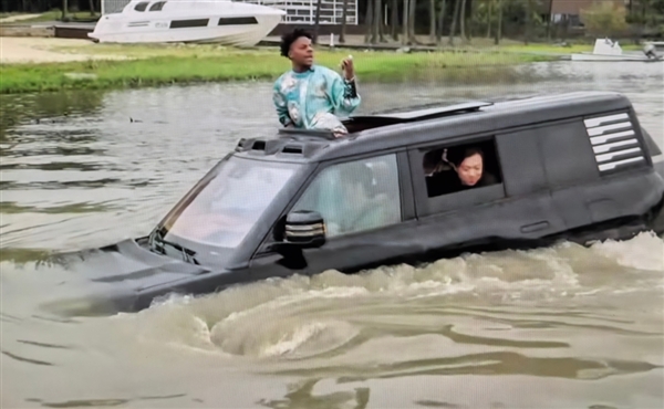 甲亢哥深圳直播體驗(yàn)比亞迪仰望U8下水：滿臉害怕極了