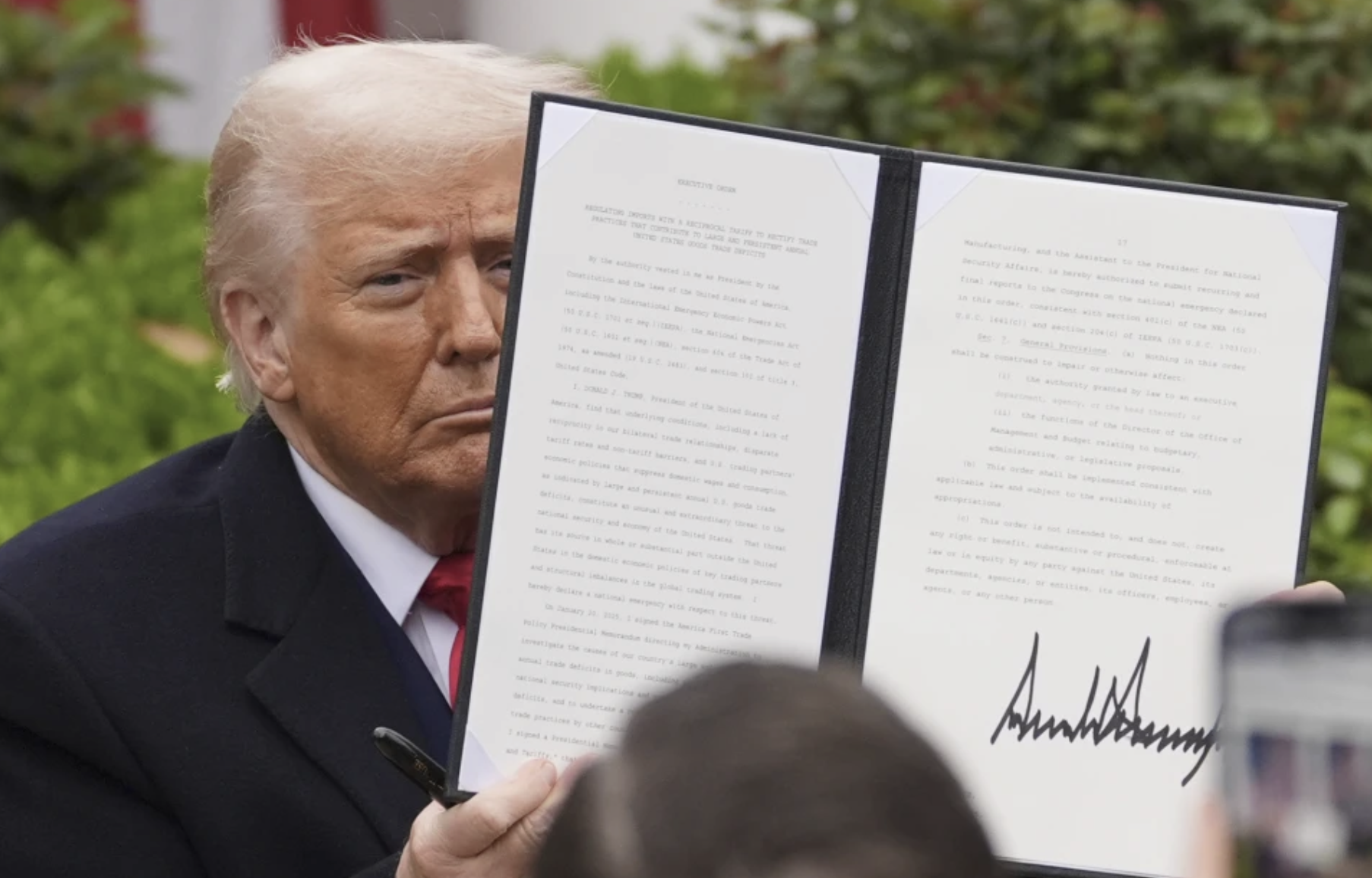 最高49%！特朗普發(fā)動全球關(guān)稅戰(zhàn)，美財長：請不要報復(fù)