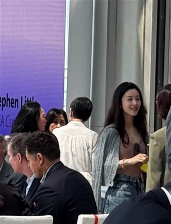 章澤天近照曝光：頭戴鴨舌帽 與梁朝偉、劉嘉玲夫婦合影 