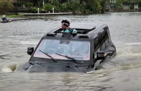 甲亢哥深圳直播體驗(yàn)比亞迪仰望U8下水：滿臉害怕極了