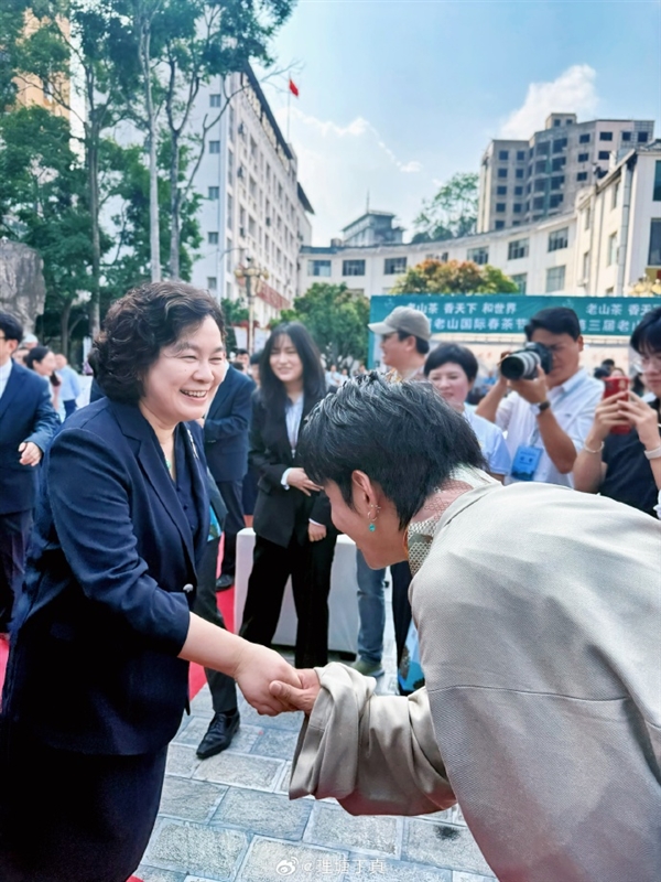 夢(mèng)幻聯(lián)動(dòng)！網(wǎng)紅丁真發(fā)文：有幸見到了華部長(zhǎng) 特別開心 