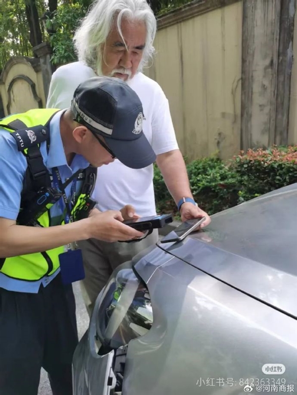 張紀中杭州開車送娃上學撞車上熱搜：被判全責 我不會跑 我是張紀中