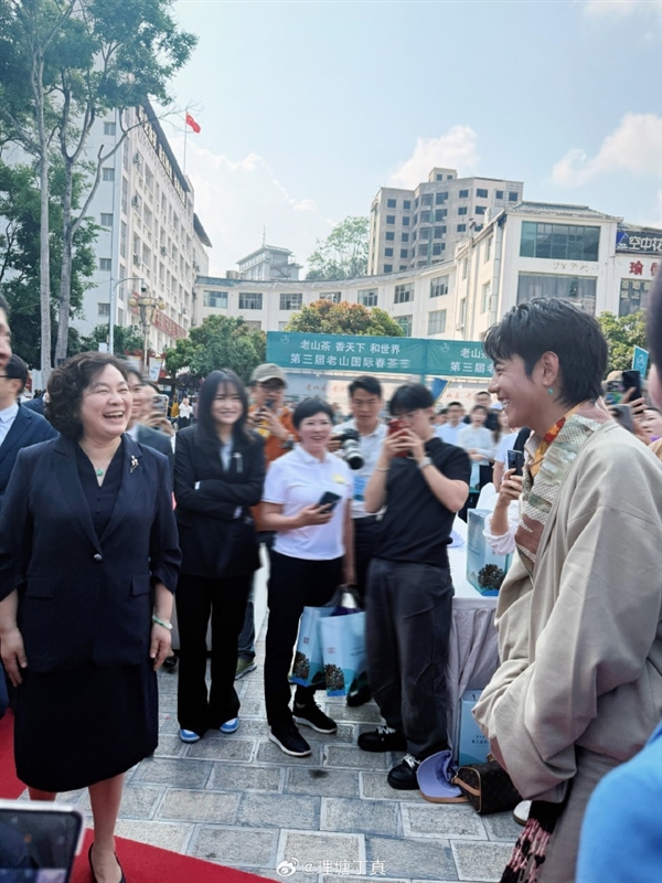 夢(mèng)幻聯(lián)動(dòng)！網(wǎng)紅丁真發(fā)文：有幸見到了華部長(zhǎng) 特別開心 