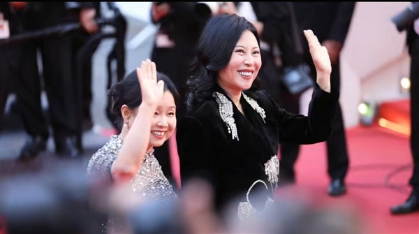 五年20萬(wàn)公里！“50歲自駕游阿姨”回應(yīng)走戛納紅毯：希望越來(lái)越多的普通人被看見