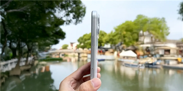 蘋果iPhone 17 Pro Max機(jī)模上手：厚度增加 電池加大