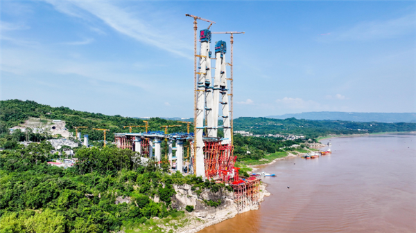 世界首創(chuàng)！渝萬高鐵公鐵雙聯(lián)塔大橋首個主塔封頂