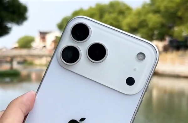 蘋果iPhone 17 Pro Max機(jī)模上手：厚度增加 電池加大