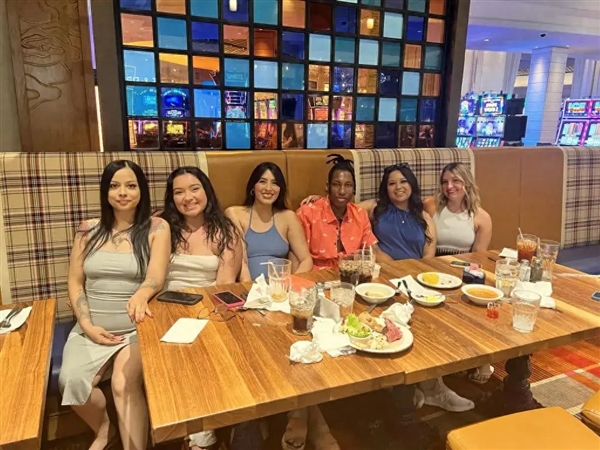 美國(guó)小伙“娶”5個(gè)老婆，生11個(gè)孩子 理由竟是為了不再出軌