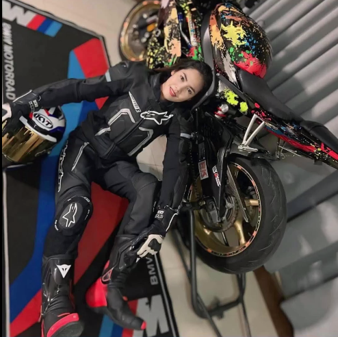 唏噓！美女騎手駕駛摩托車超車時遭大貨車碾壓身亡：帶頭盔被幸免