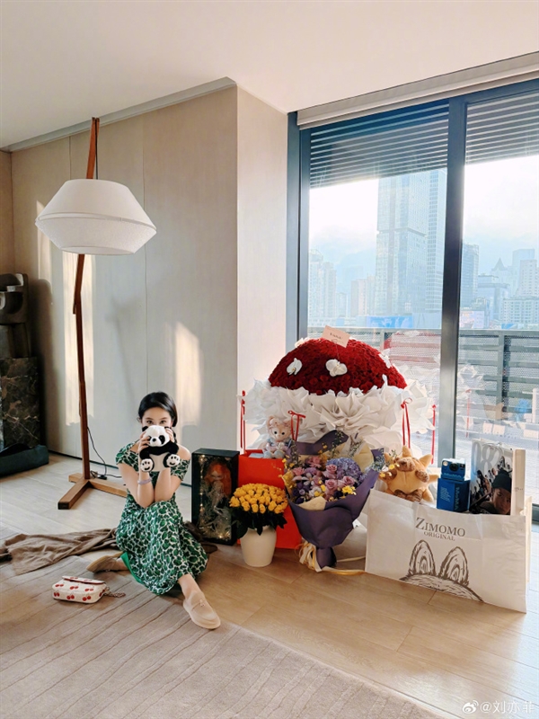 劉亦菲曬38歲生日照 眾明星發(fā)文慶祝：網(wǎng)友直呼神仙姐姐依舊美麗動人 