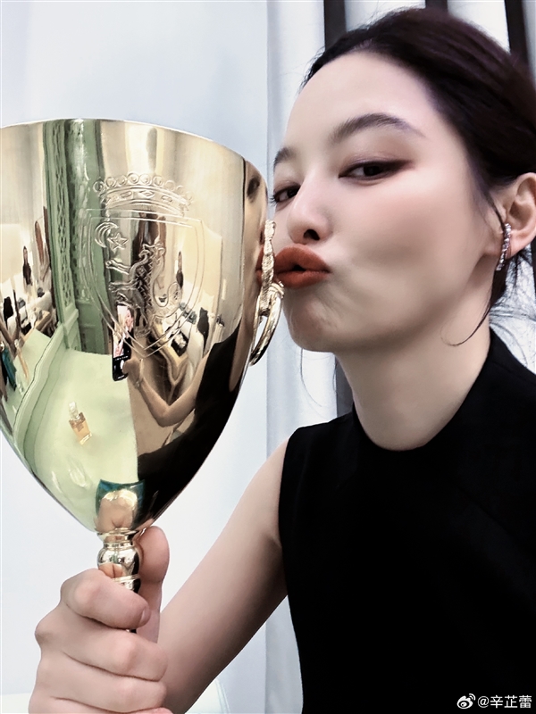 鞏俐之后 39歲辛芷蕾奪威尼斯電影節(jié)影后：曝全票通過(guò) 曬自拍“感恩所有”