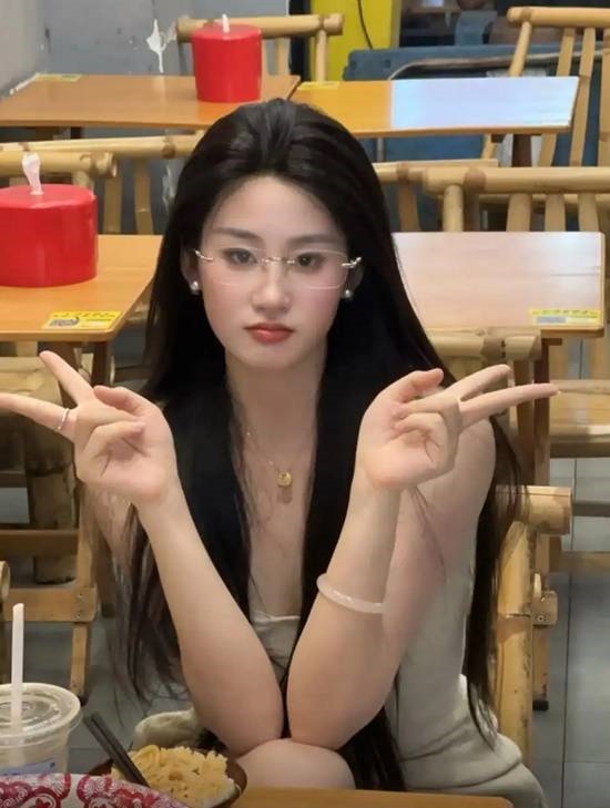 網(wǎng)紅撞臉劉亦菲爆火！本人透露直播原因：實(shí)習(xí)時(shí)工資太低