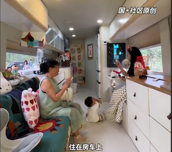 因買不起房 一家四口開(kāi)房車旅居近2年 不打算讓孩子上幼兒園 媽媽：開(kāi)房車游歷所學(xué)更多