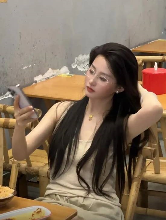 網(wǎng)紅撞臉劉亦菲爆火！本人透露直播原因：實(shí)習(xí)時(shí)工資太低