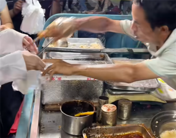 景德鎮(zhèn)“雞排主理人”火了！6塊的雞排60塊的情緒價值 文旅部門也來宣傳