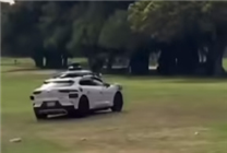 谷歌自動(dòng)駕駛汽車(chē)開(kāi)進(jìn)高爾夫球場(chǎng)引發(fā)熱議 網(wǎng)友：換成特斯拉估計(jì)會(huì)被罵慘