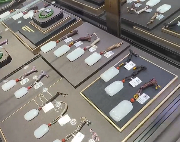 涉案玉石售價超鑒定價45倍 網(wǎng)紅柴懟懟及其妻子被正式逮捕