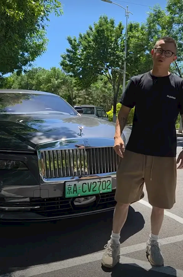 陳震還原撞車(chē)事件經(jīng)過(guò)：撞車(chē)時(shí)在低頭撿拾物品 建議首選搭載靠譜智駕系統(tǒng)車(chē)輛