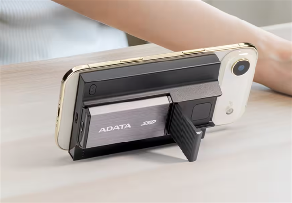 全球首款！威剛推出移動(dòng)電源+固態(tài)硬盤二合一SR800