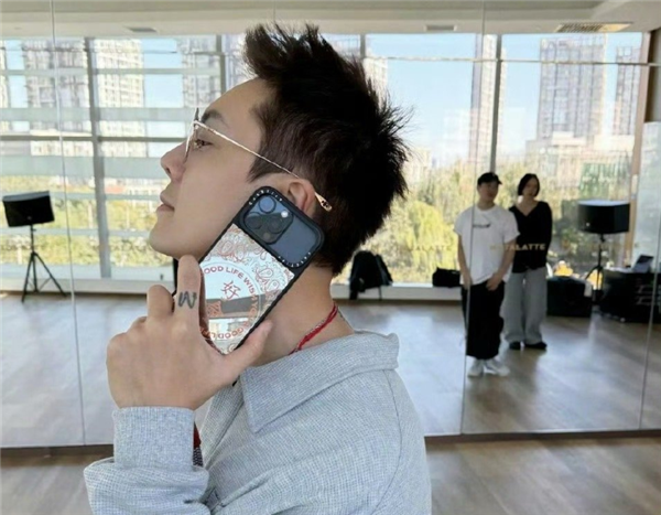 陳偉霆回應(yīng)iPhone 16 Pro套iPhone 17 Pro殼：新手機在傳數(shù)據(jù) 還要一天多